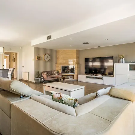 Serenia House - Modern Retreat In Fenals With Pool *